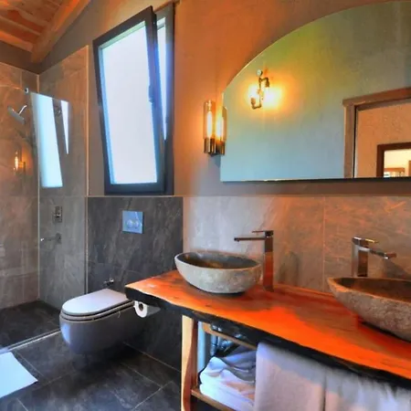 Gorgeous With Private Pool And Jacuzzi In Villa Fethiye